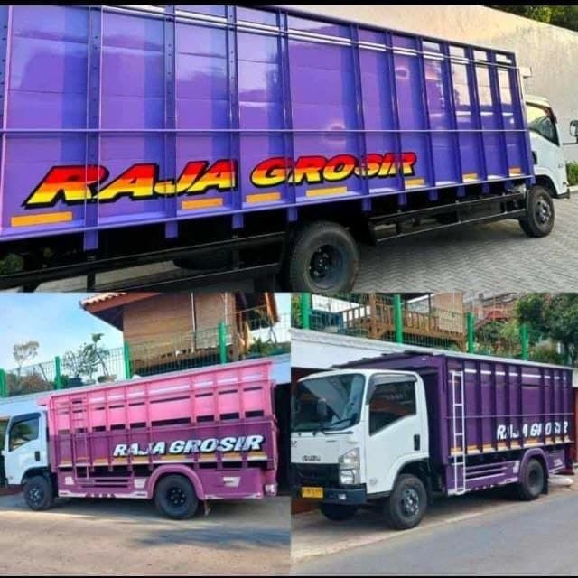Truk Raja Grosir Cargo sedang dimuat barang kiriman di gudang Bekasi untuk berangkat ke Bima, NTB